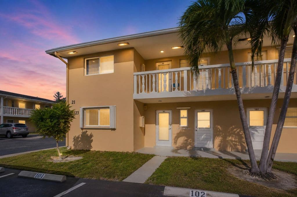 2+1 Condo — 2223 NE 1st Court #101