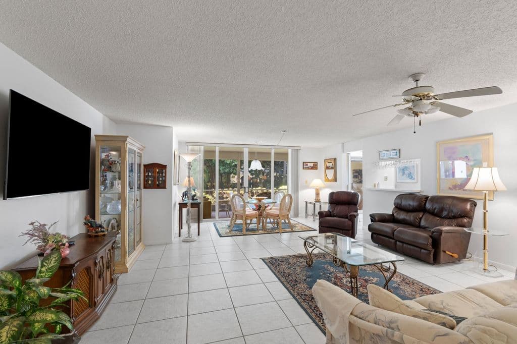 2+1 Condo — 106 Half Moon Circle #B1