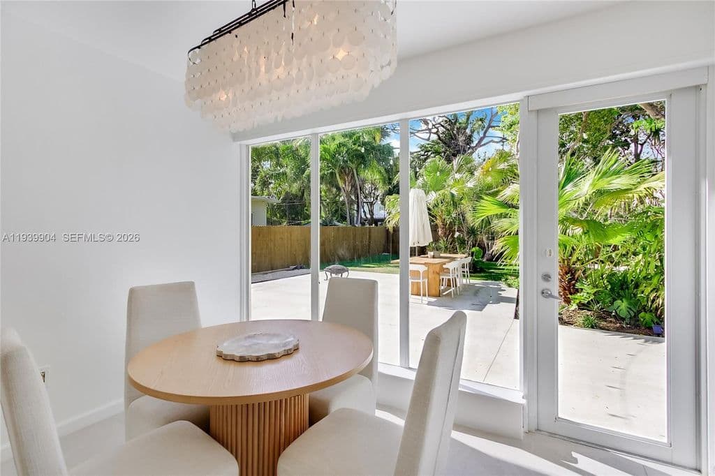 2+1 Müstakil ev — 617 SW 5th Ave
