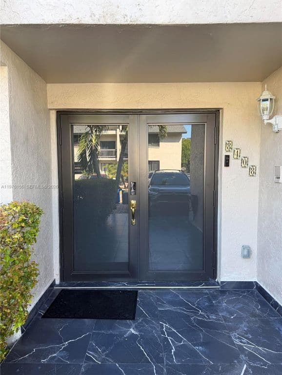 4+1 Mülk — 8408 NW 8th St #8408