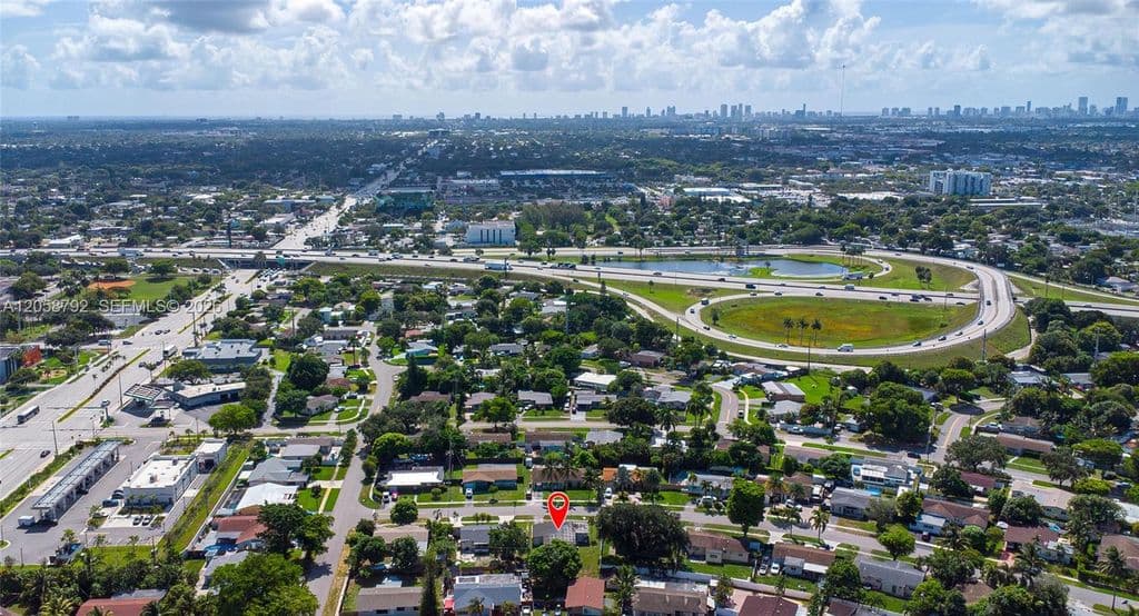 3+1 Müstakil ev — 220 SW 65th Ave