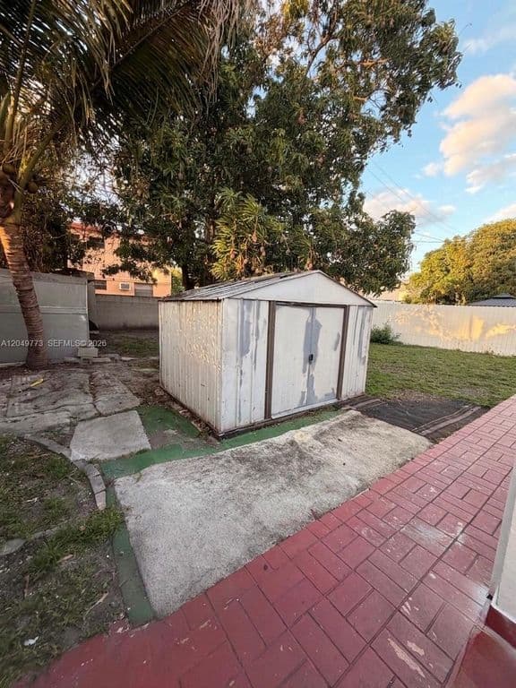 4-bedroom Single-Family Home — 41 E 20th St