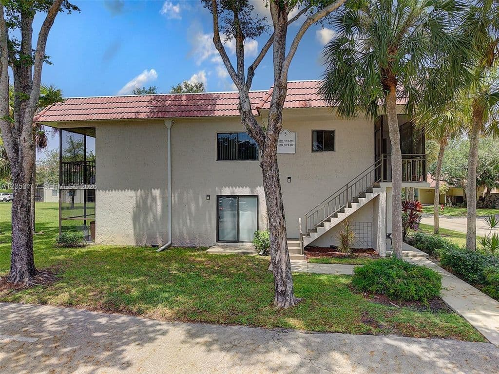 2-bedroom Condo — 16252 Laurel Dr #201