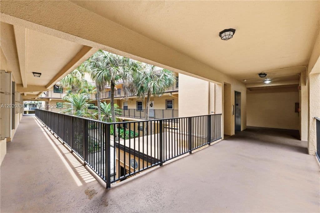 2-bedroom Condo — 430 Commodore Dr APT 213