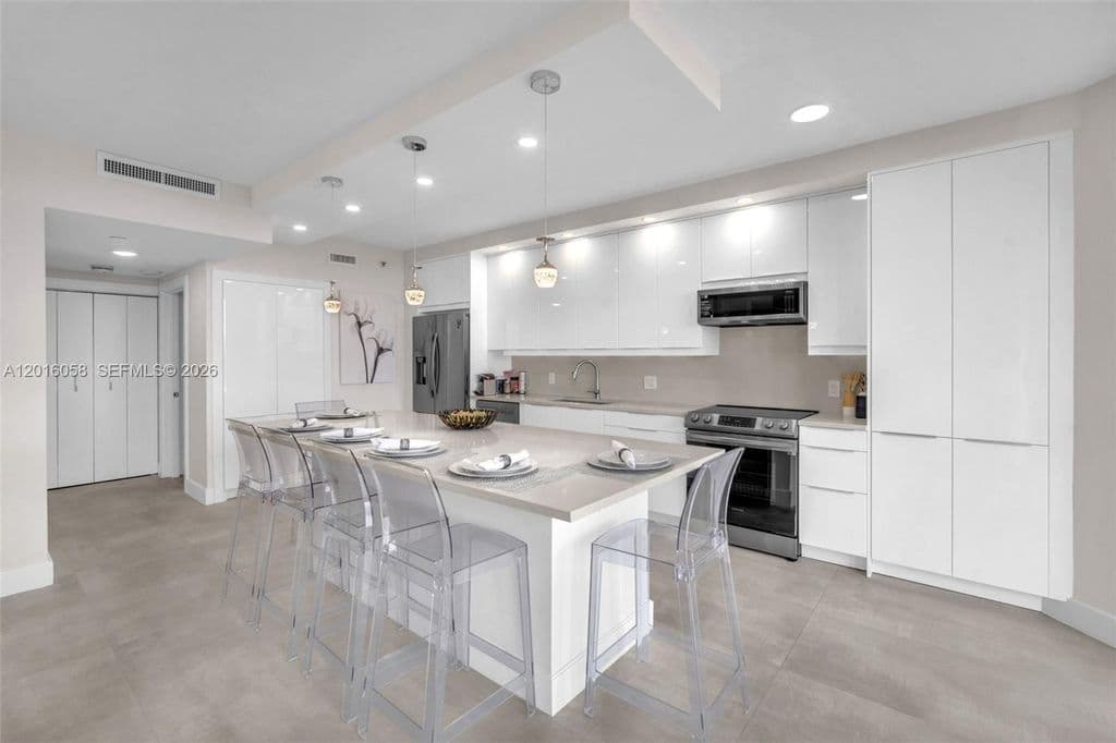 3+1 Condo — 20191 E Country Club Dr APT 601
