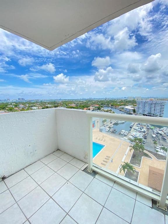 2+1 Condo — 13499 Biscayne Blvd APT 1408