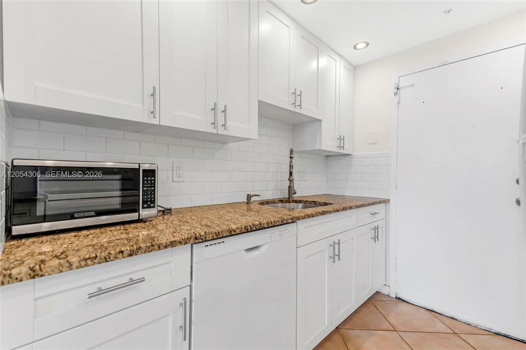 2+1 Condo — 2350 NE 135th St APT 1510