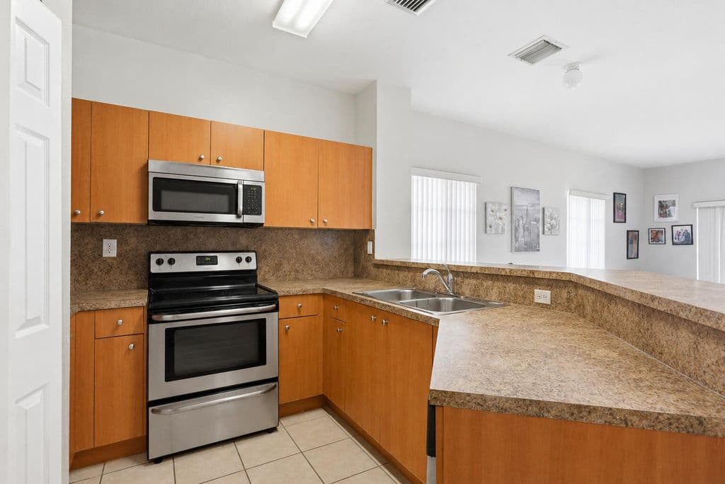 3-bedroom Property — 1702 SW 81ST Terrace