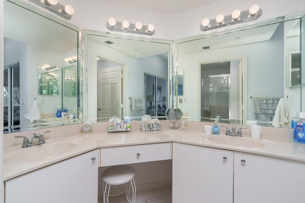 2+1 Condo — 7647 Southampton Terrace #202