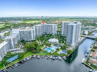 3-bedroom Condo — 600 Three Islands Blvd APT 212, Hallandale, 33009