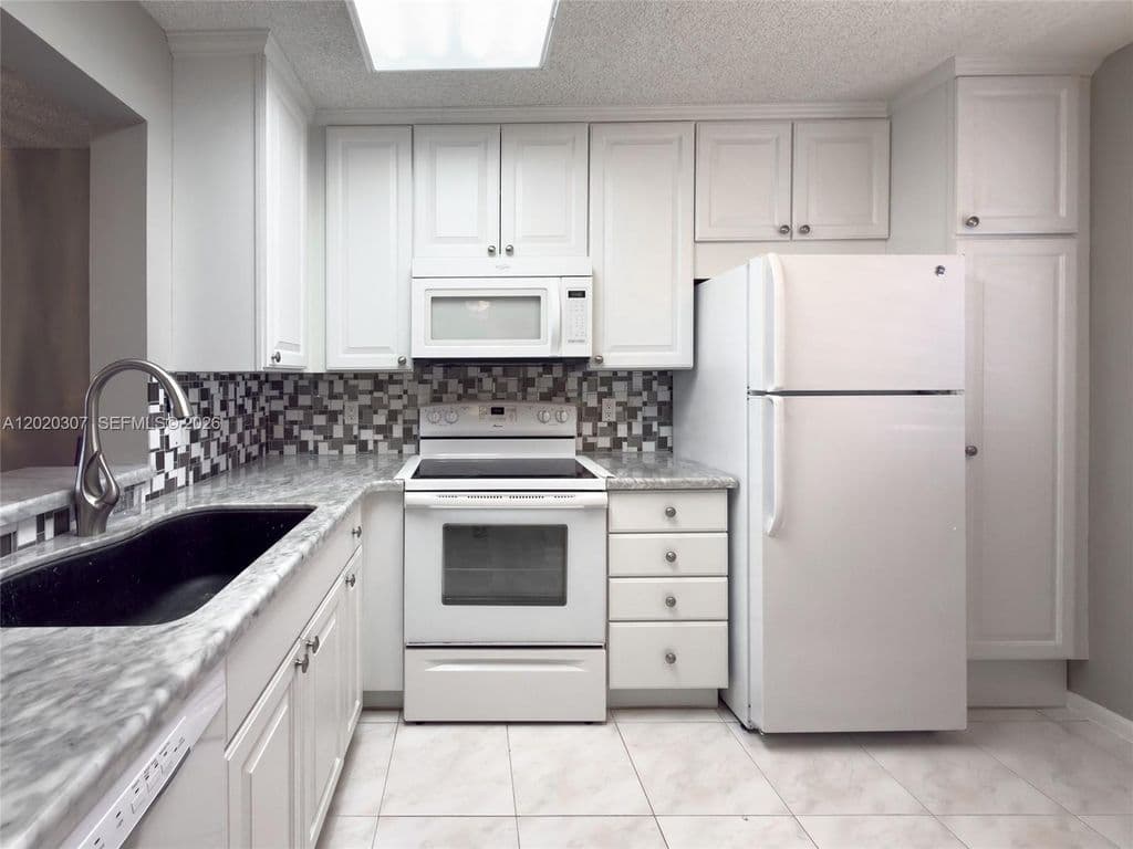 2+1 Condo — 7145 Huntington Ln APT 303