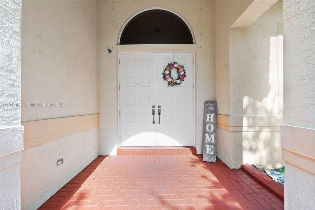 4+1 Müstakil ev — 13875 SW 41st St