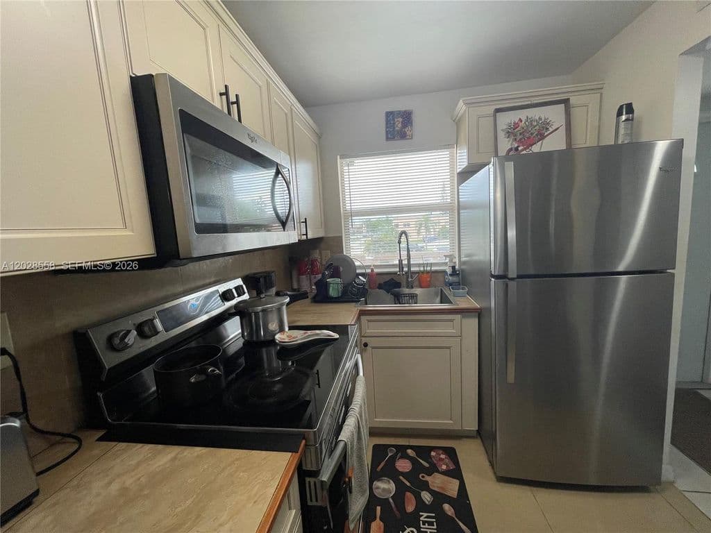 2-bedroom Condo — 9281 Sunrise Lakes Blvd APT 209