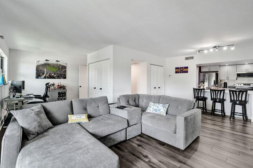 2+1 Condo — 1000 RIVER REACH Drive #321