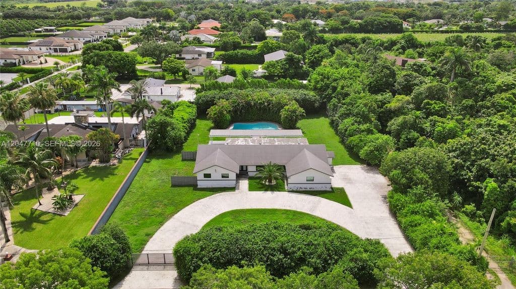 5+1 Müstakil ev — 22421 SW 184th Ave