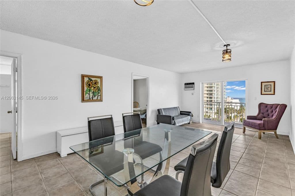 2-bedroom Condo — 200 S Birch Rd APT 1015