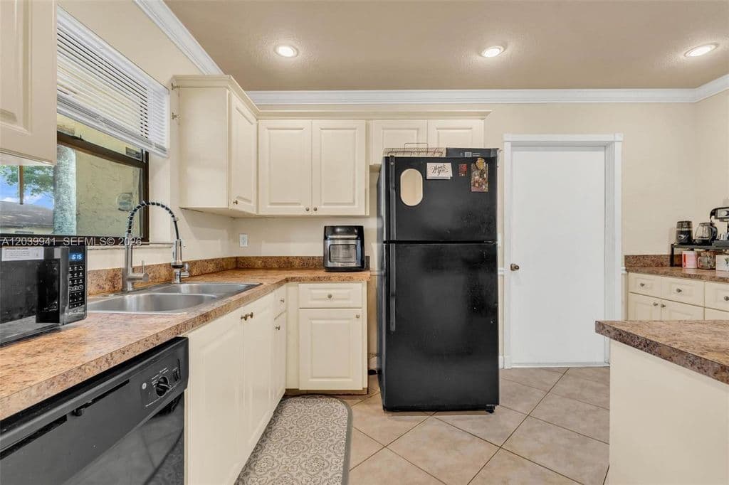 3+1 Condo — 6633 N Parkway Dr #5-7