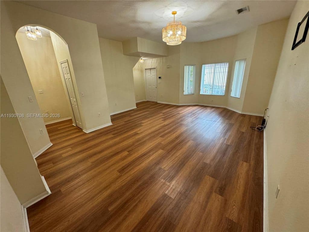 2+1 Mülk — 2452 SE 19th Ct