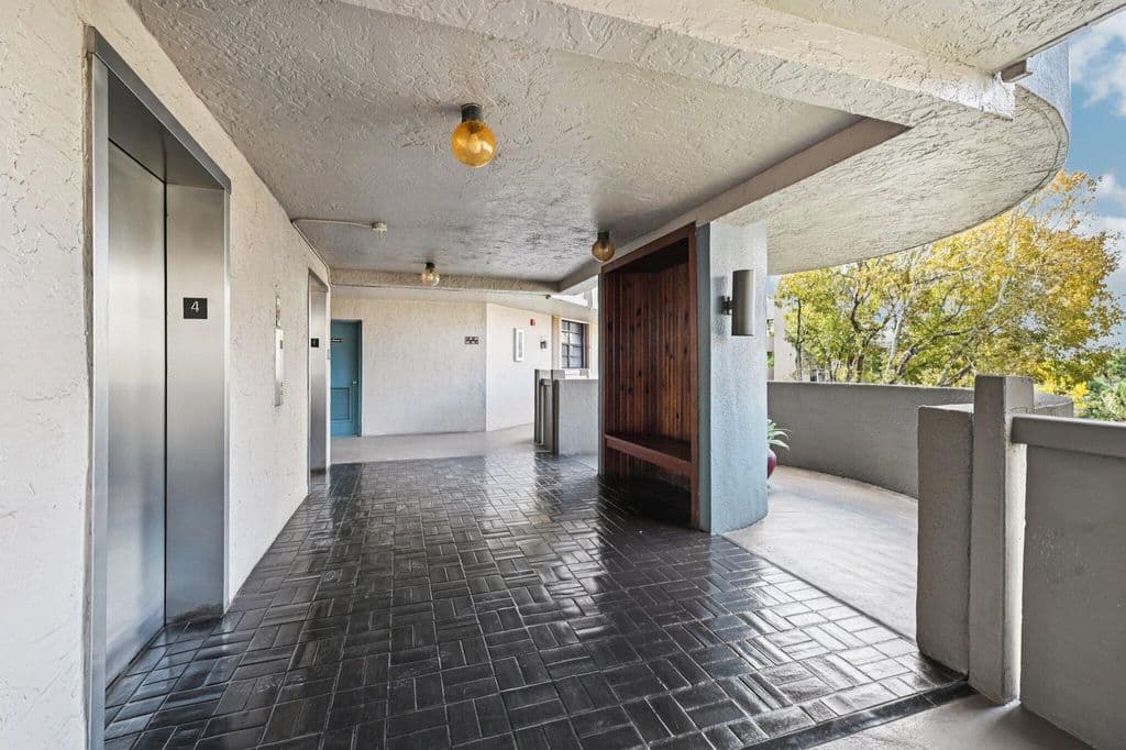 1+1 Condo — 1101 Colony Point Circle #404