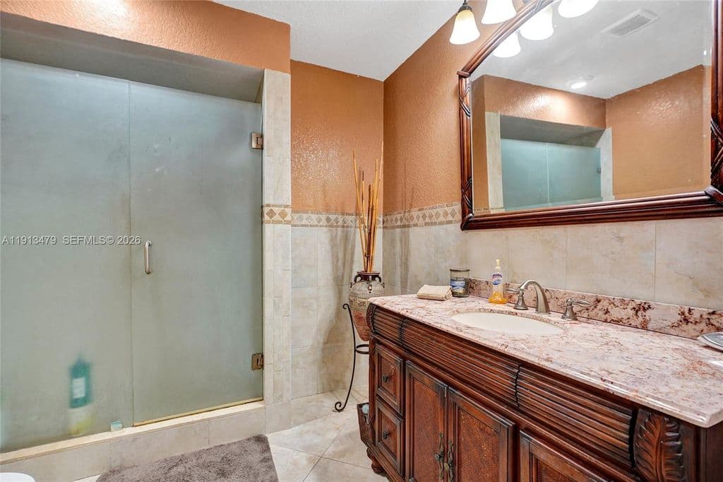 4+1 Müstakil ev — 311 E 51st St