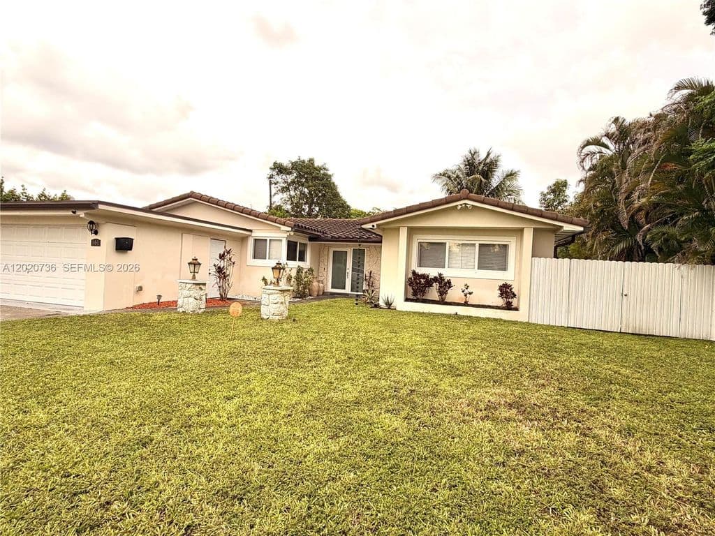 4+1 Müstakil ev — 661 SW 67th Ave