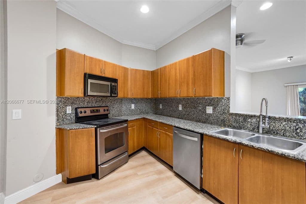 3+1 Mülk — 2929 SW 18th Ter
