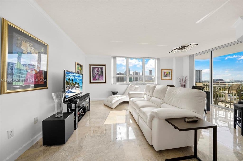3-bedroom Property — 2000 N Bayshore Dr APT 1502
