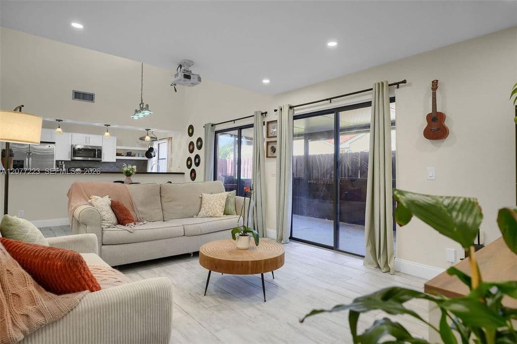 2+1 Mülk — 6538 NW 170th Ter