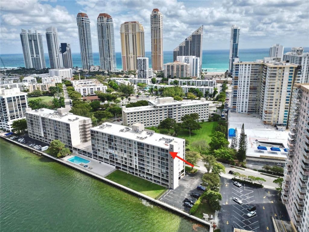2+1 Condo — 17500 N Bay Rd #S907