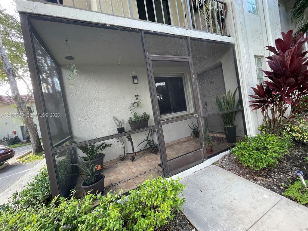 2+1 Condo — 16240 Laurel Dr #101