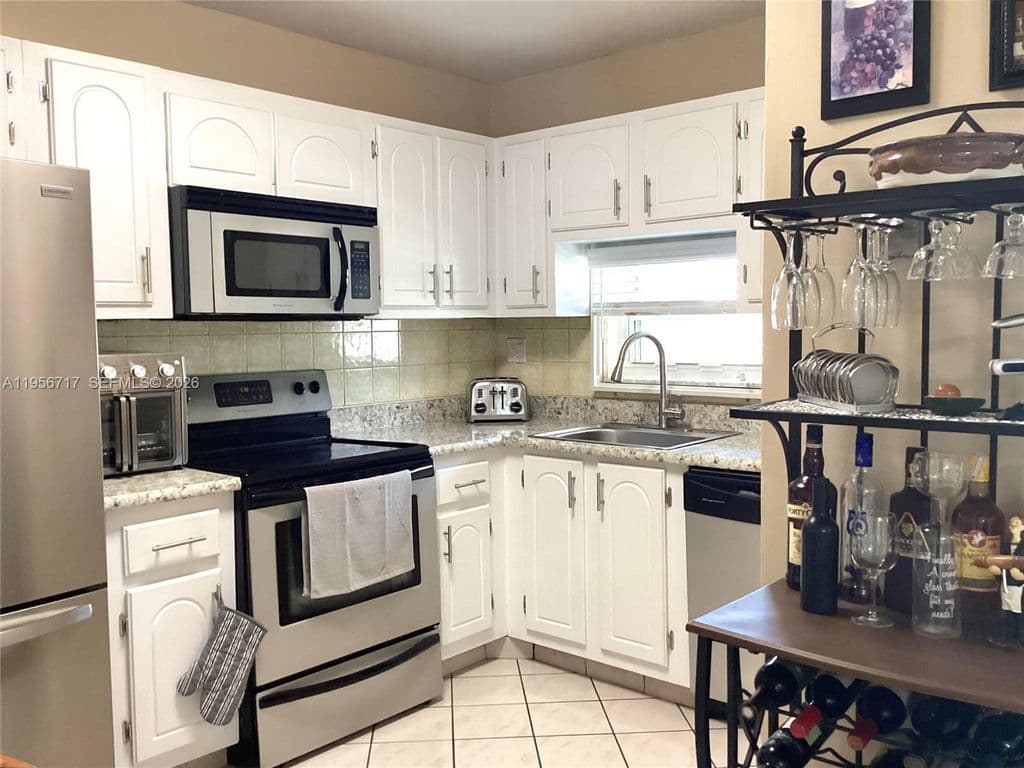 2-bedroom Condo — 361 S Hollybrook Dr APT 305
