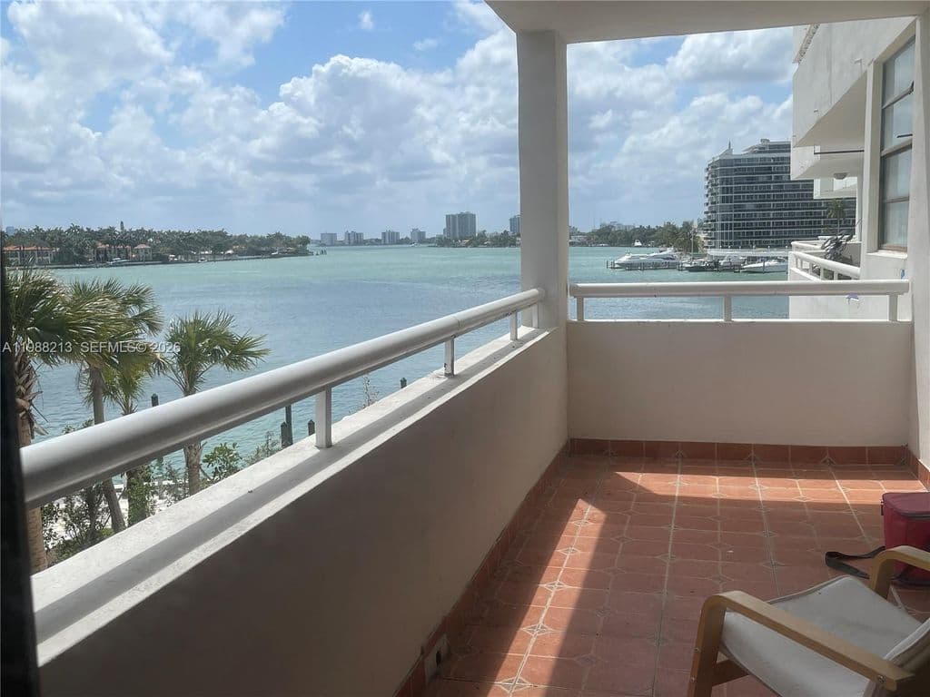 1-bedroom Condo — 6820 Indian Creek Dr #3B