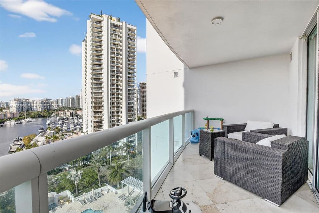 3+1 Condo — 19400 Turnberry Way APT 1012