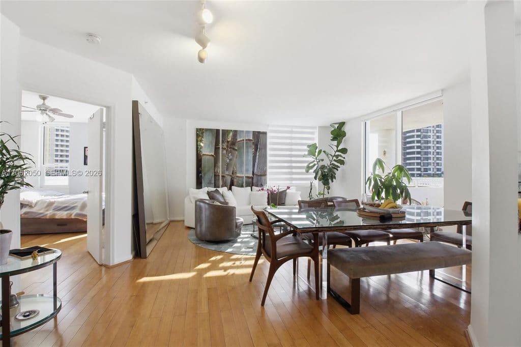 2+1 Condo — 701 Brickell Key Blvd APT 610