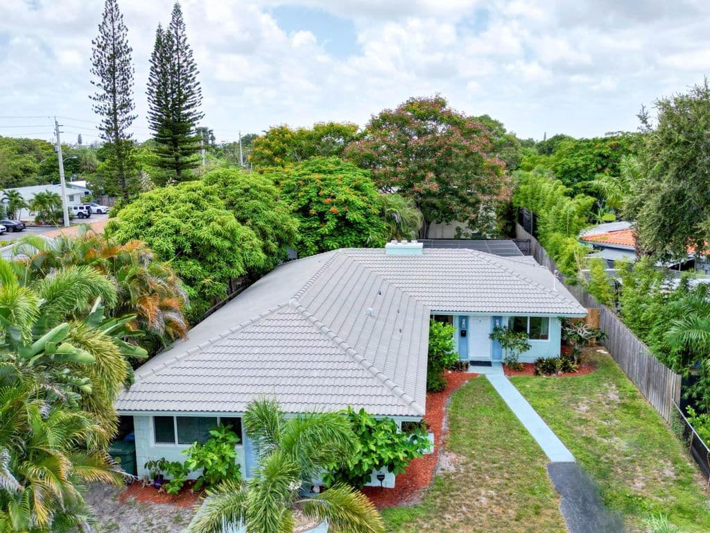 4-bedroom Property — 1680 NE 34TH Lane