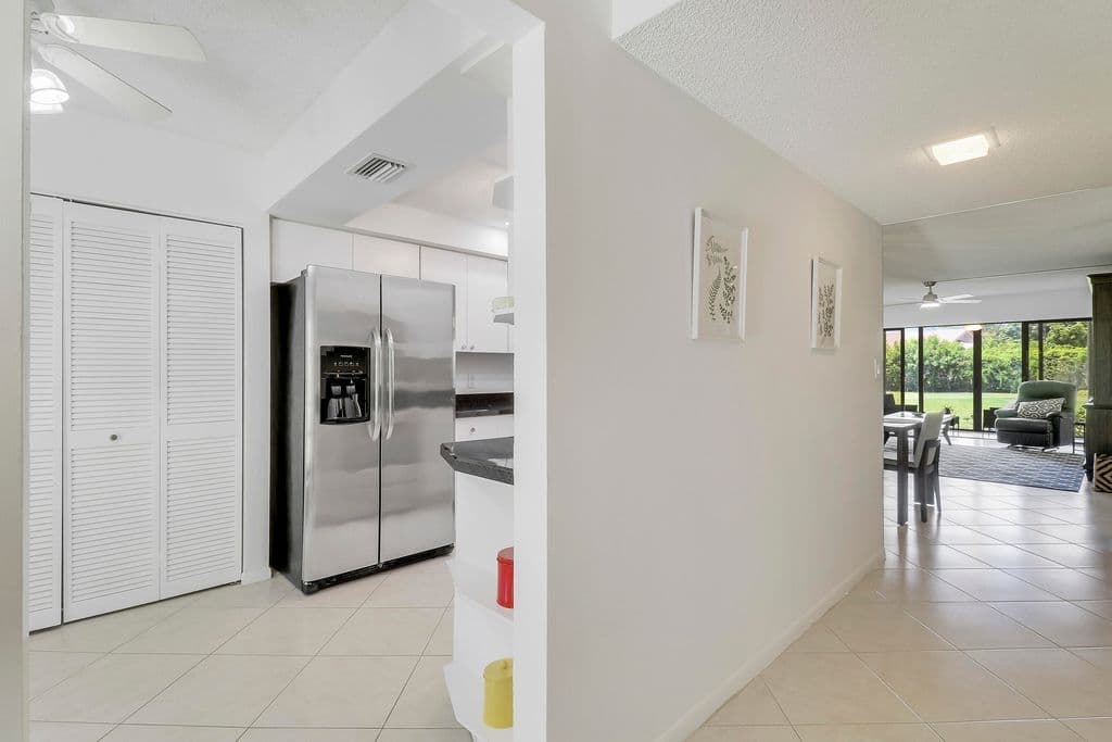 2-bedroom Condo — 5121 Oak Hill Lane #412