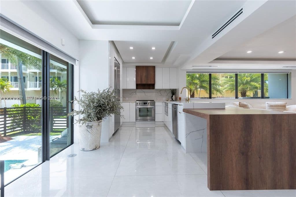 5-bedroom Single-Family Home — 5601 N Ocean Dr