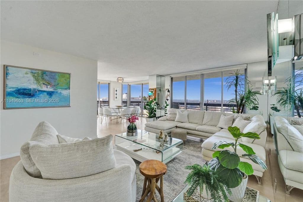 3-bedroom Condo — 3500 Mystic Pointe Dr APT 3601