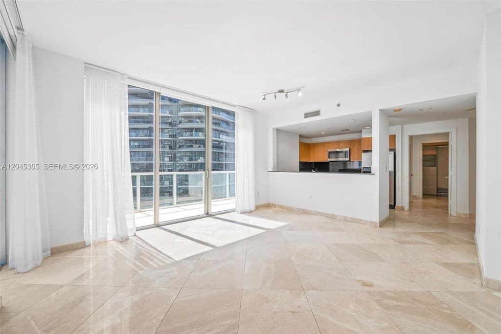 2+1 Condo — 1050 Brickell Ave APT 3314