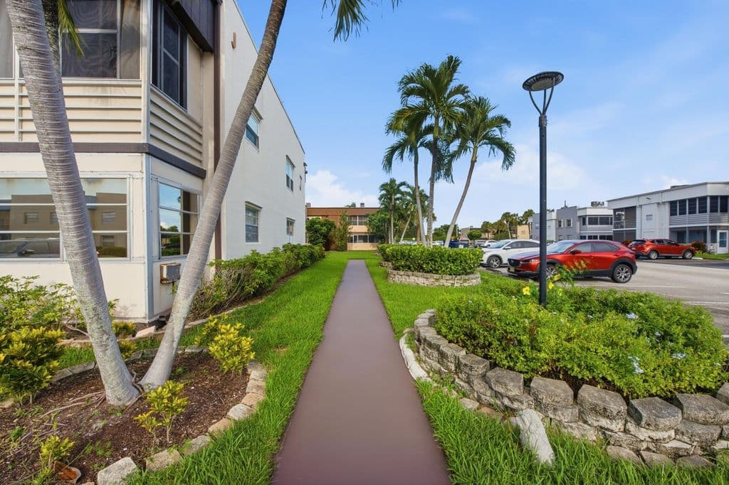 1+1 Condo — 479 Burgundy J