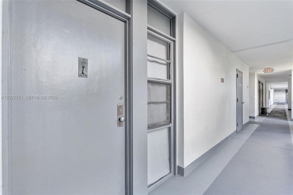 1+1 Condo — 20400 W Country Club Dr APT 214