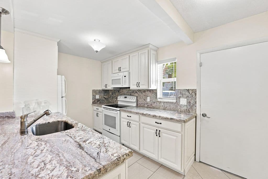 2+1 Condo — 2223 NE 1st Court #101