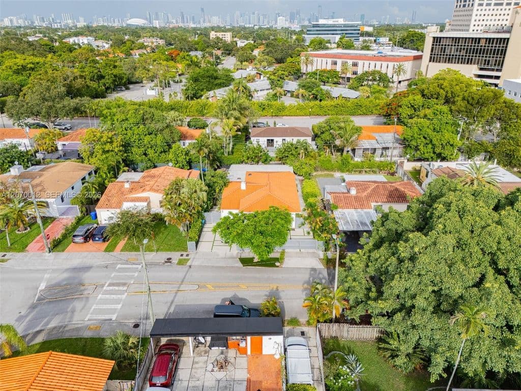 5+1 Müstakil ev — 619 SW 39th Ave