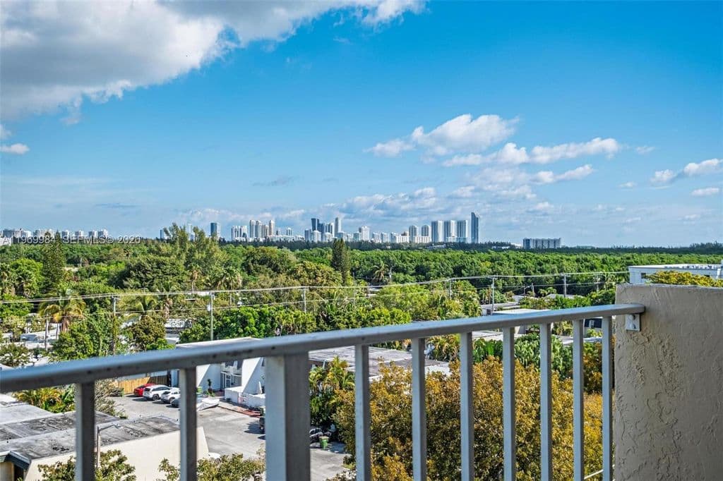 2+1 Condo — 2350 NE 135th St APT 811