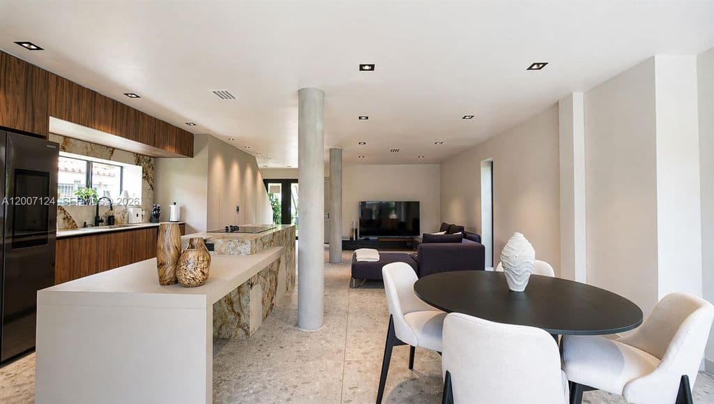 4+1 Müstakil ev — 1820 SW 10th St