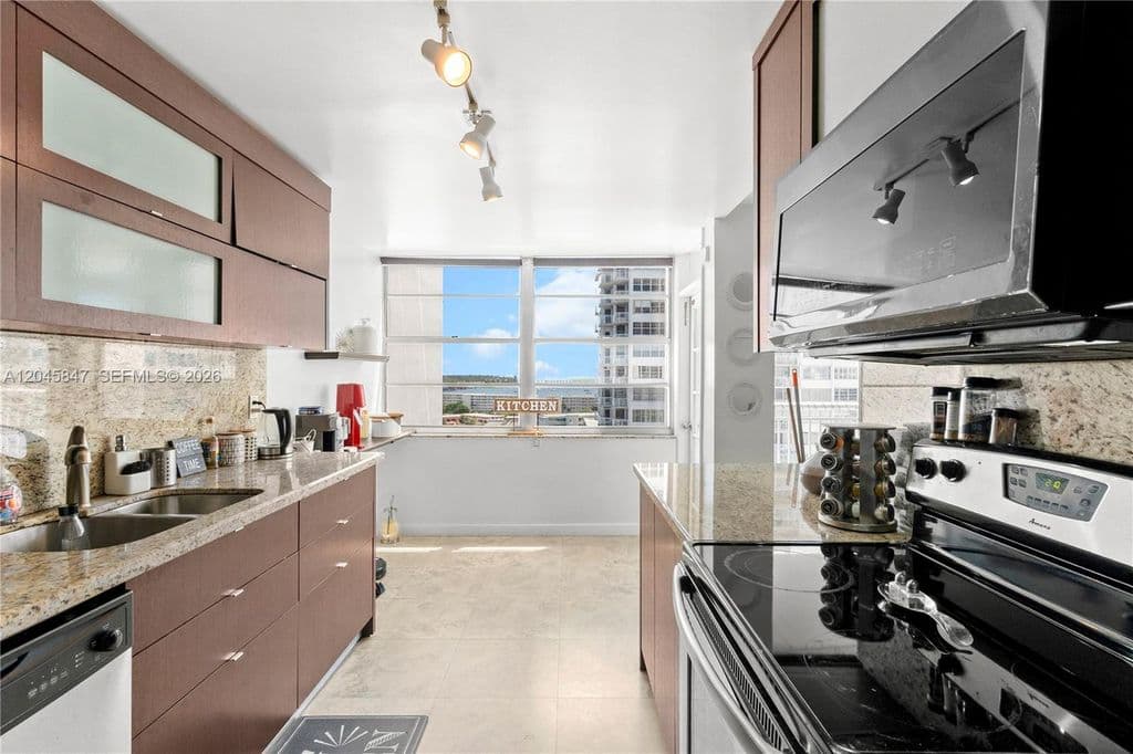 2-bedroom Condo — 18071 Biscayne Blvd APT 1404