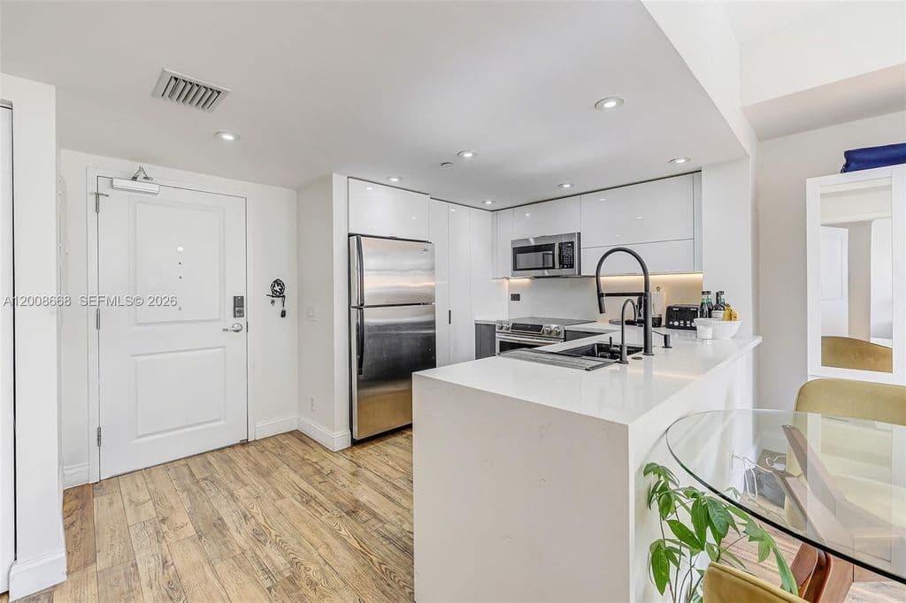1+1 Condo — 111 E Flagler St APT 708