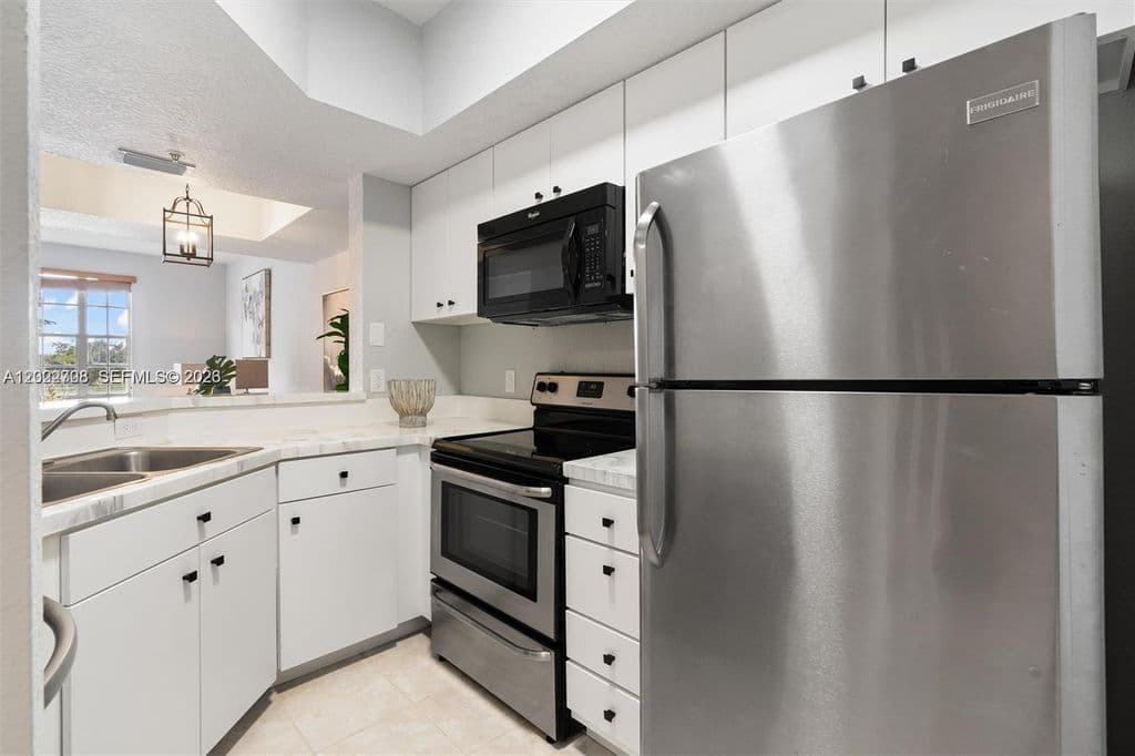 3+1 Mülk — 745 SW 148th Ave APT 804