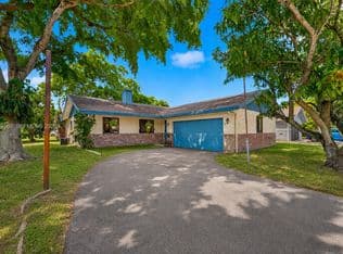 4-bedroom Single-Family Home — 7508 SW 6th Ct, North Lauderdale, 33068