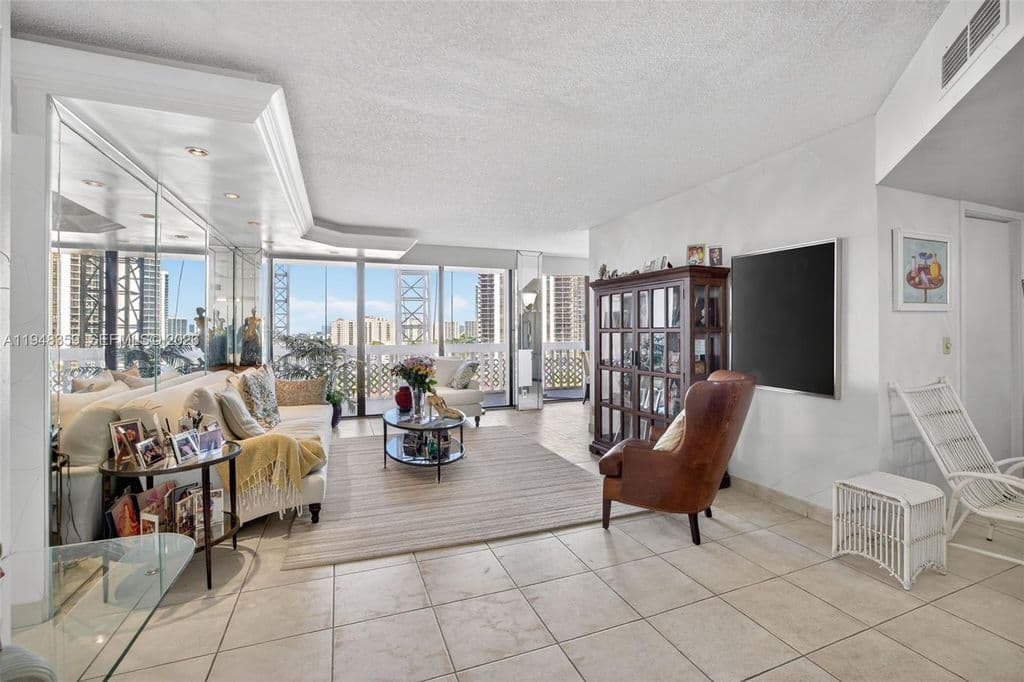 2-bedroom Condo — 19355 Turnberry Way APT 8L